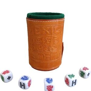 Póker dice in leather container